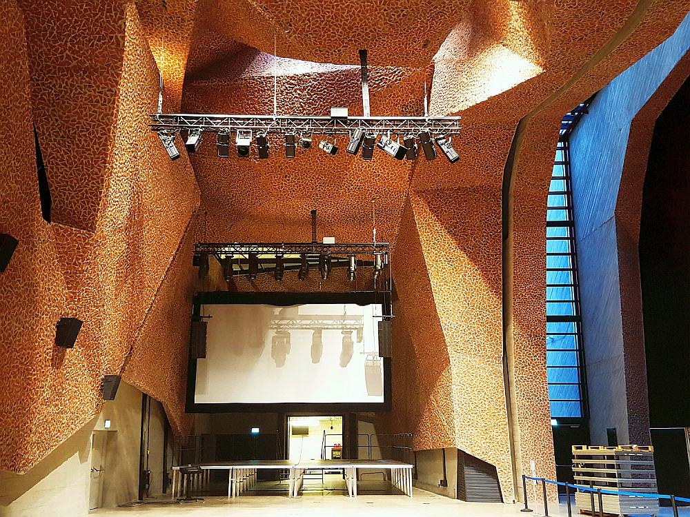 CKK Jordanki - Widok z poziomu parteru na sufit Picado budynku M2, przy schowanej w kieszeni kurtynie akustycznej.