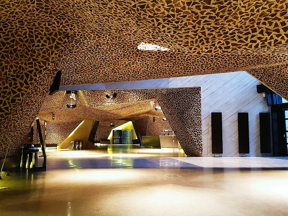 CKK Jordanki - Widok na sufit Picado w holu wejściowym łączącym wszystkie budynki sali koncertowej.